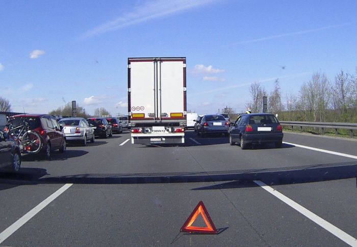 Warndreieck: Liegengebliebenes Auto richtig absichern